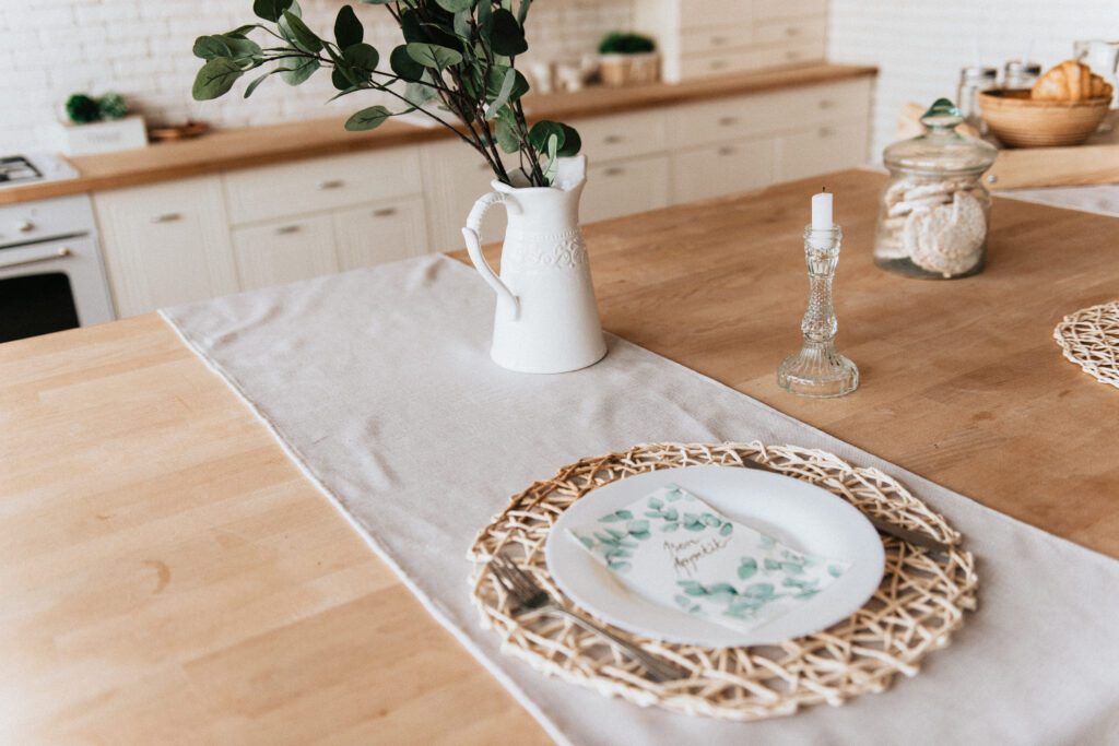 Table avec une assiette et une plante dessus