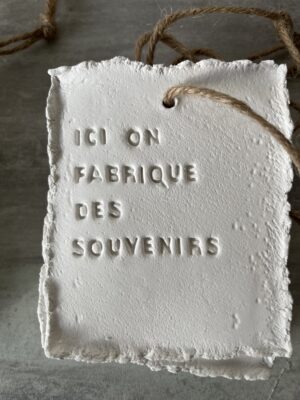 Plaque Ã  message artisanale "Ici on fabrique des souvenirs"