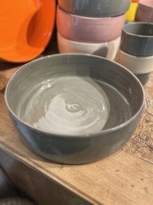 PLAT EN CERAMIQUE GRIS